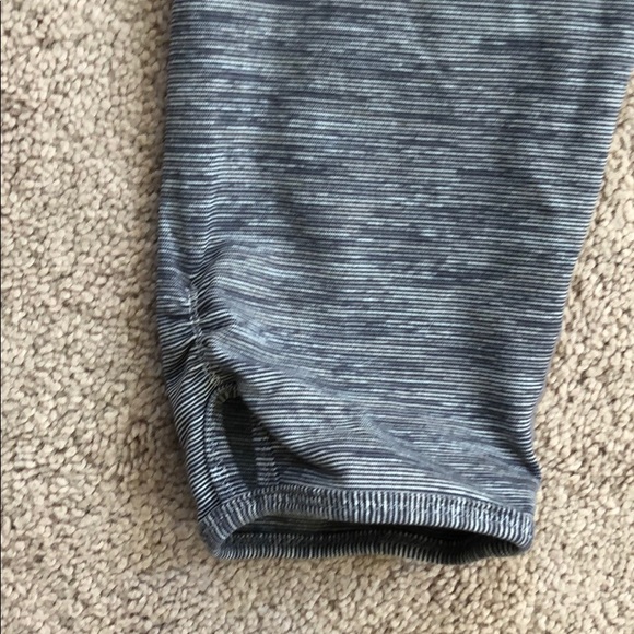 Lululemon crop with ruching - Picture 2 of 6